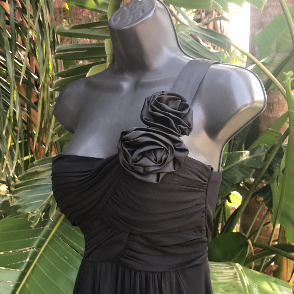 asymmetric Dress with rosettes